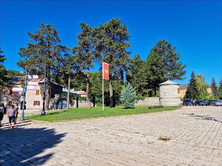 zum Schloss