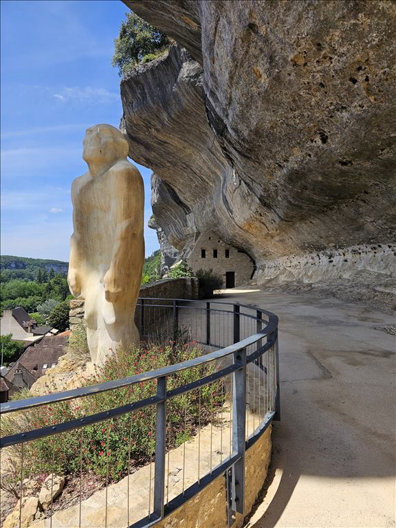 Aussenbereich des Museums mit dem Cro Magnon