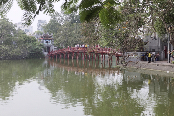 am Hoan Kiem See in Hanoi